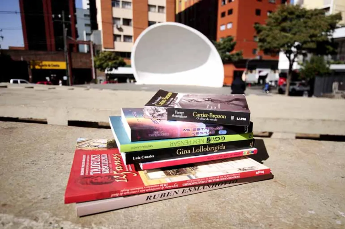 A ideia segue o conceito do BookCrossing, movimento que surgiu nos EUA, que pode ser definido como a prática de deixar um livro num local público