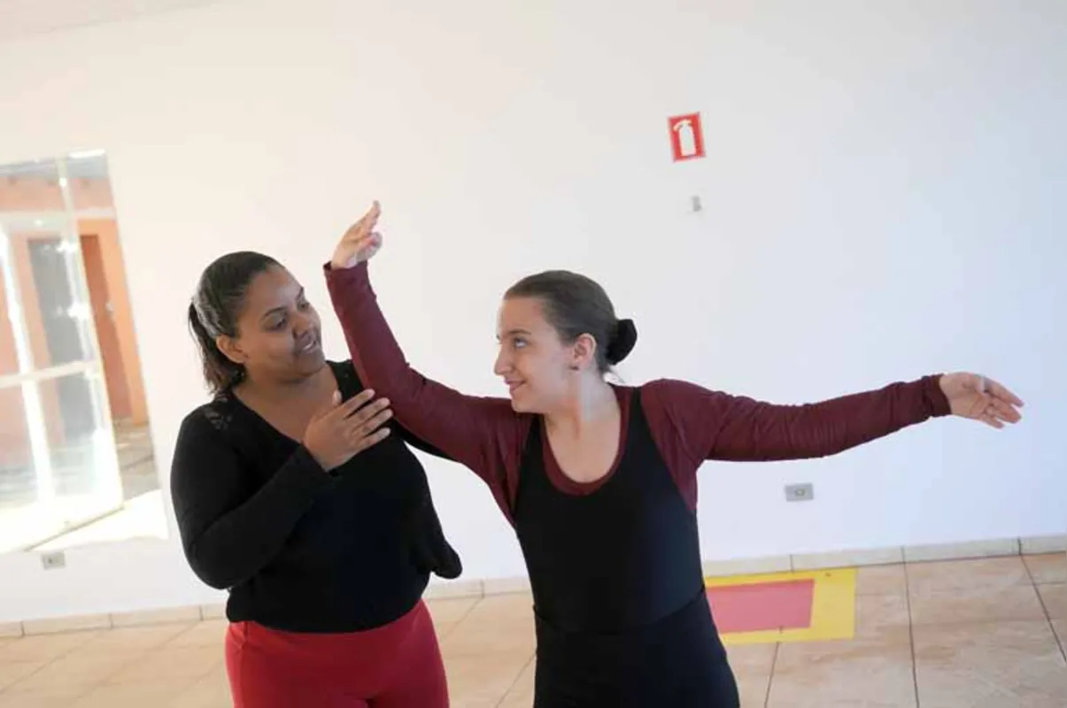 "Todos os elementos do balé podem ajudar no desenvolvimento de quem não enxerga", afirma a professora, com a aluna Júlia de Grande Almeida