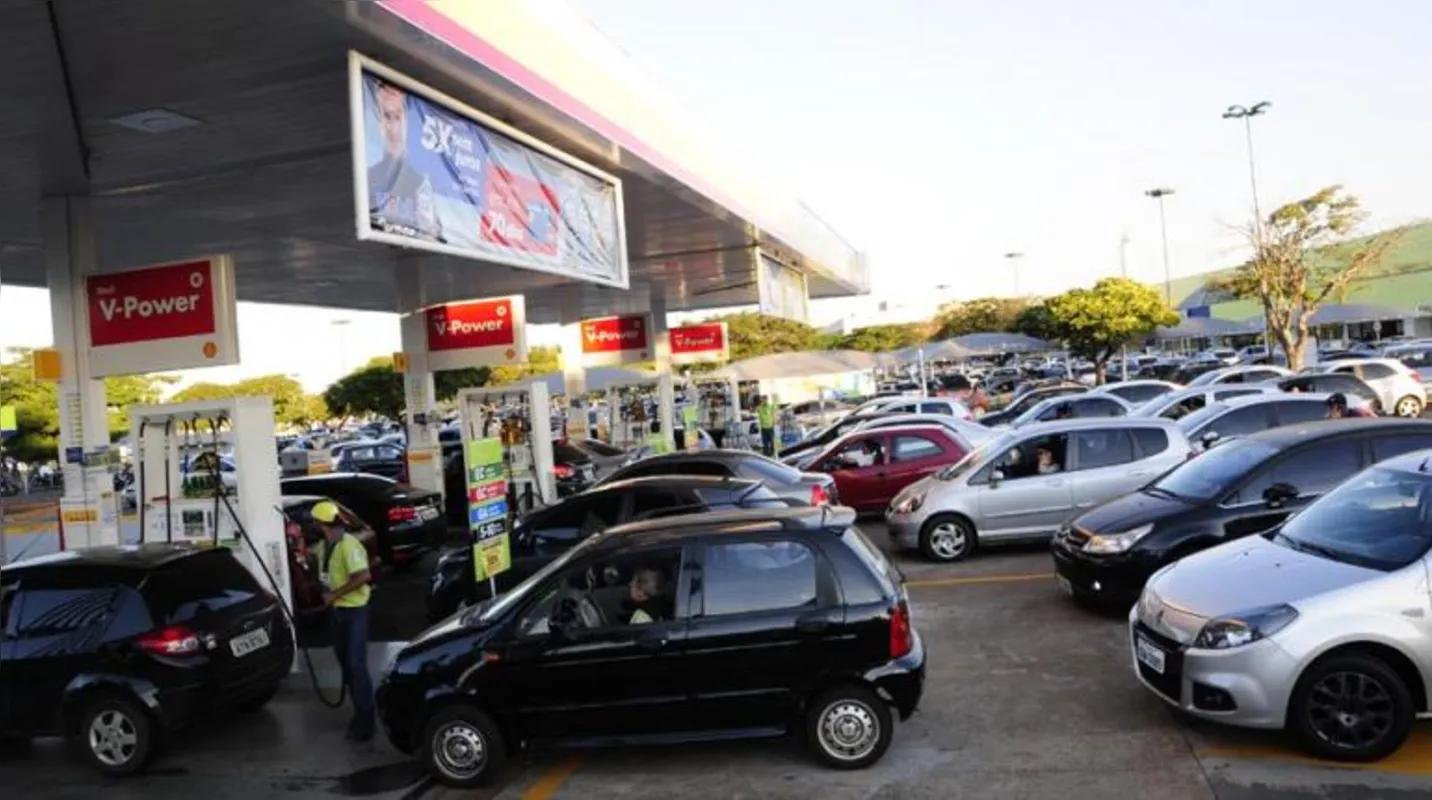 Posto em Londrina ficou lotado um dia antes do aumento de combustível