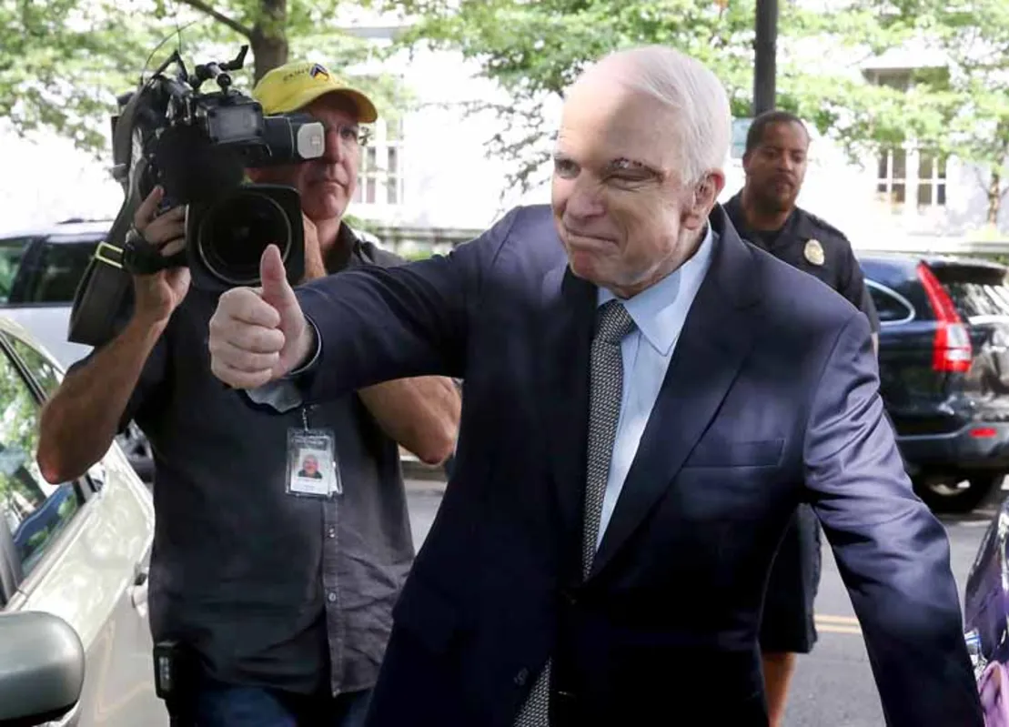 John McCain, que anunciou estar com câncer no cérebro, saiu do hospital para votar a favor do debate sobre o projeto