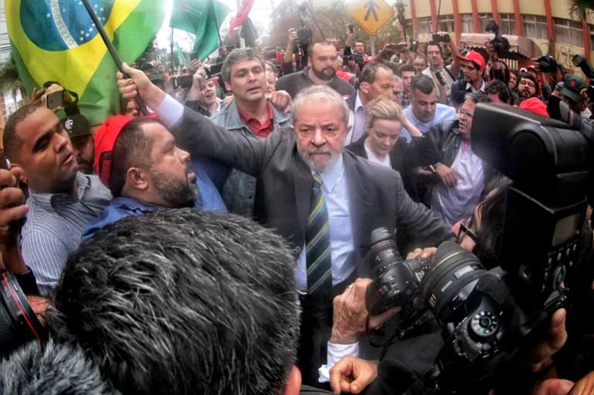 Uma multidão cercou Lula, em 10 de maio, quando o ex-presidente ficou frente a frente com Sérgio Moro, em Curitiba, pela primeira vez