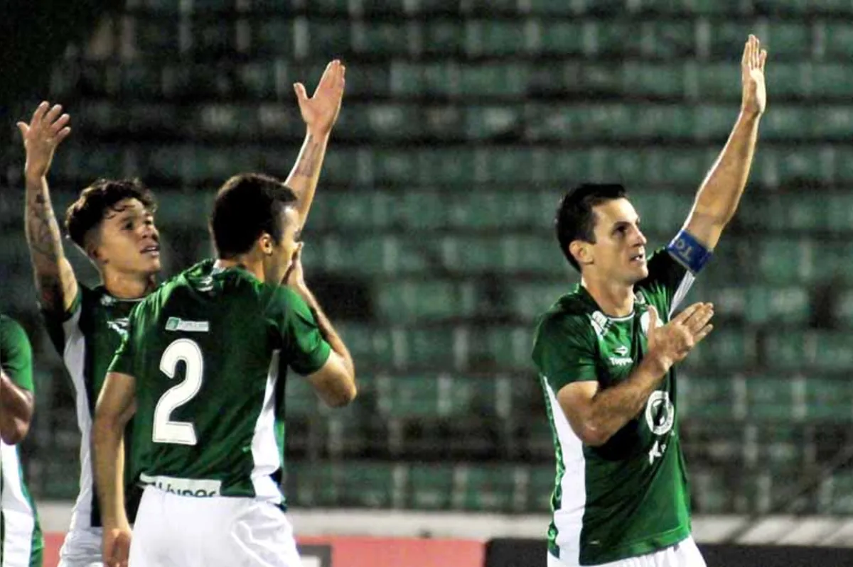 O interminável camisa 10, Fumagalli (à dir.), volta a enfrentar o Londrina, agora, na segunda divisão do Campeonato Brasileiro