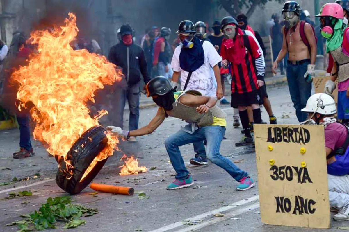Opositores e forças de segurança entraram em confronto em Caracas e em outras cidades venezuelanas