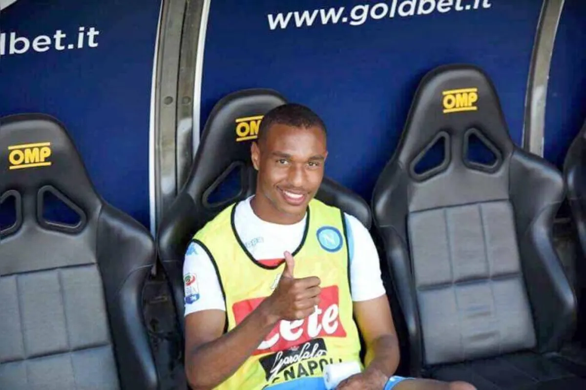 Leandro Henrique, que aprendeu as técnicas do futebol na associação, defendeu a seleção brasileira sub-17 em 2016, mora na Itália onde integra a equipe do Napoli