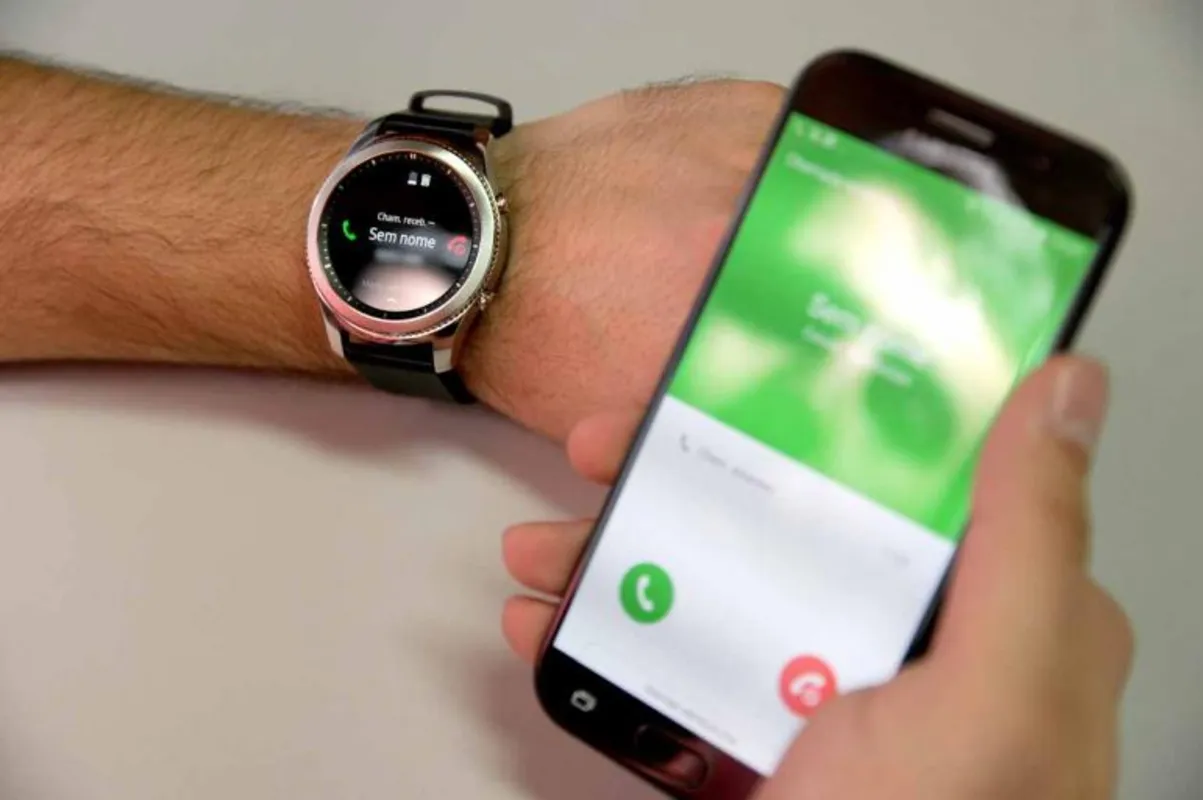 O Gear S3, da Samsung, se conecta ao smartphone via Bluetooth e permite fazer e receber ligações e mensagens, entre outras funções