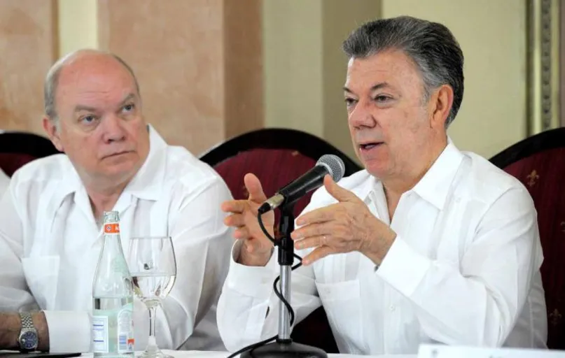 Presidente colombiano (à direita) quer que Maduro desista da eleição da Assembleia Constituinte