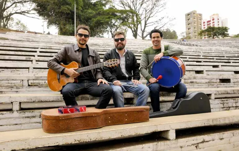 Banda Ernesto e Alencar toca músicas autorais e covers em Londrina