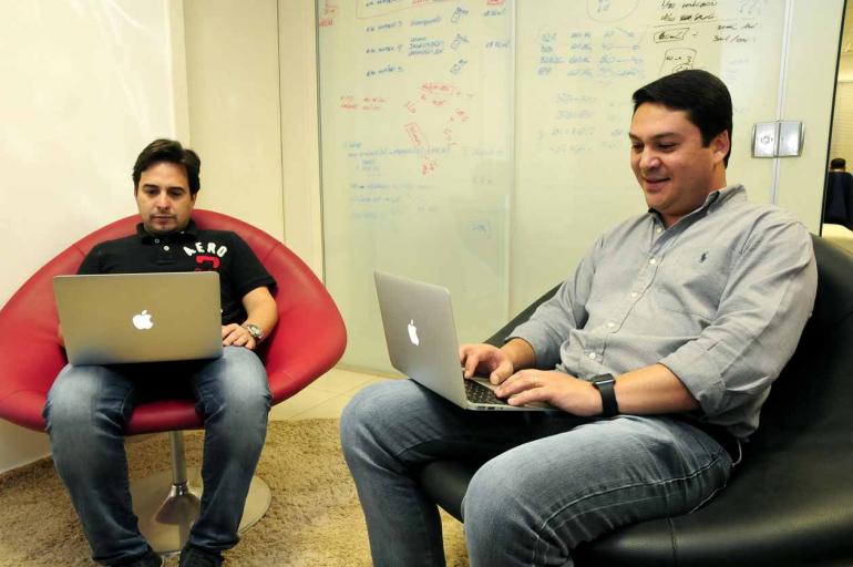 Na avaliação dos sócios Daniel Rigotti e Edmir Viecili Filho, sobrevivência no mercado atual depende de uma atuação virtual