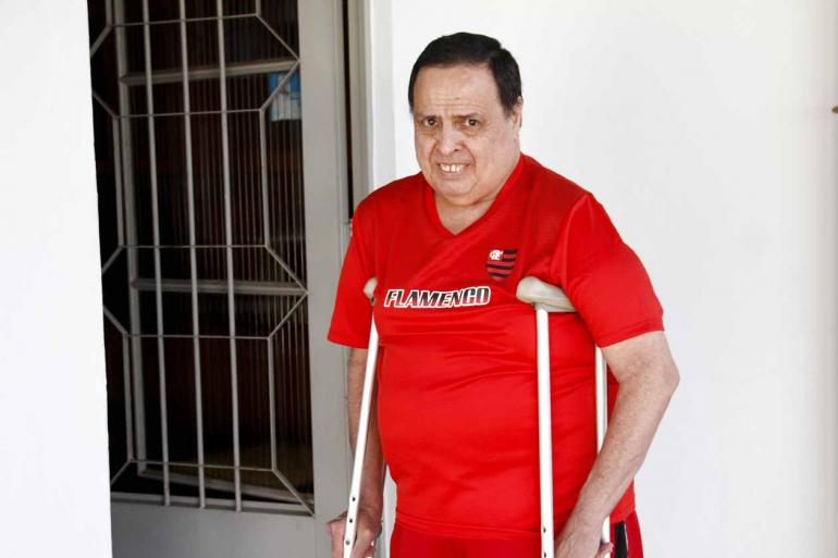"Quando cai a temperatura eu sinto bem mais. Nesse período as juntas travam; é terrível", afirma Adimir Rodrigues dos Santos, diagnosticado com a doença há 30 anos