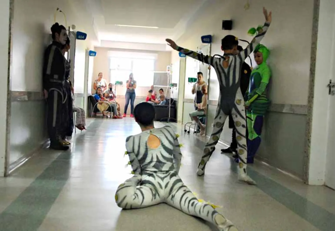 A trupe de acrobatas deu uma pequena demonstração da arte milenar circense