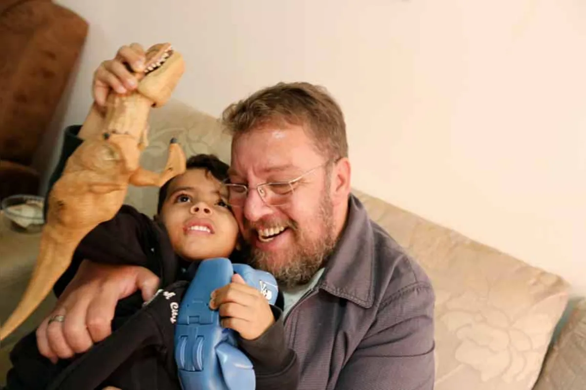 O professor Cristiano Simon se tornou pai de Mateus, 5, depois de quase sete anos na fila da adoção: "Quando ganhamos um filho vem uma rede de solidariedade junto"
