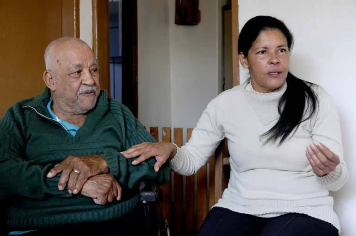 "Eu precisava mais dele do que ele de mim", diz Darci Soares ao lado do pai Manoel Soares, que tem 90 anos e usa cadeira de rodas. Veja vídeo utilizando a tecnologia de Realidade Aumentada