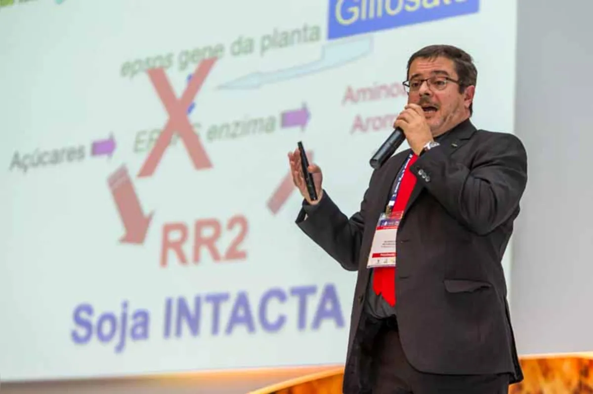 O pesquisador da Embrapa Soja Alexandre Nepomuceno tratou sobre a edição de genoma de precisão, ou tecnologia CRISPR no 20º Congresso de Sementes