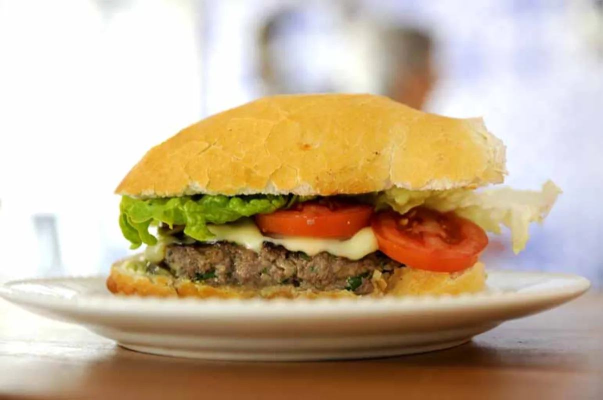 Imagem ilustrativa da imagem Saiba como fazer um hambúrguer caseiro saboroso
