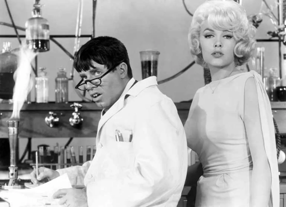 Jerry Lewis em O Professor Aloprado (1963), um dos seus filmes mais famosos, baseado em O Médico e o Monstro