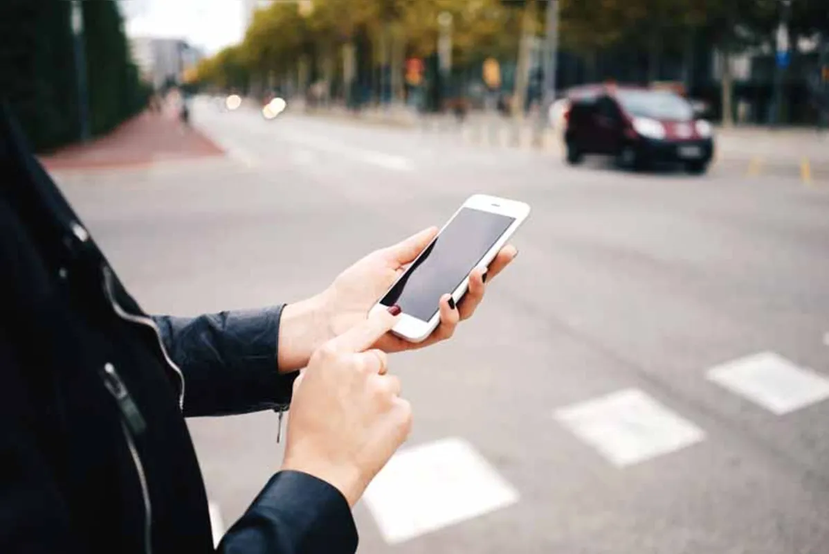 Atenção ao celular faz o pedestre ter o mesmo risco de se envolver em um acidente que um motorista