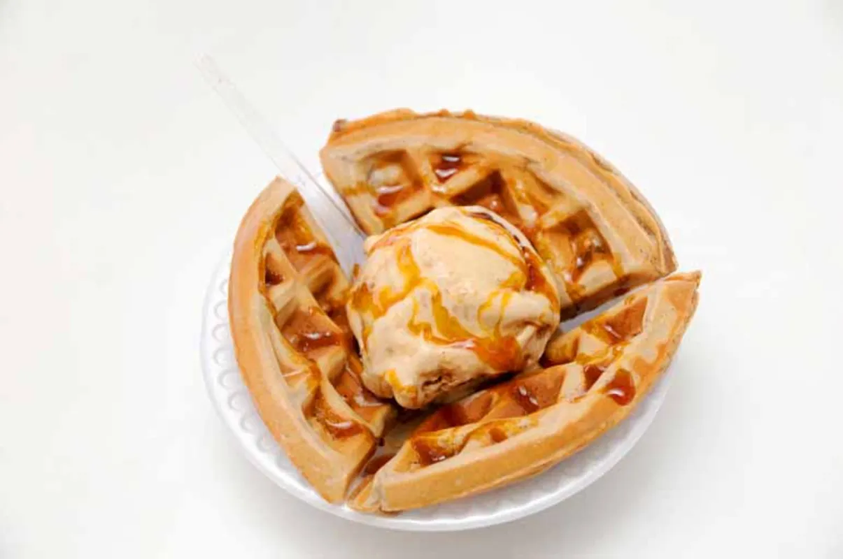 Com massa de waffle, o churros pode ser servido com uma bola de sorvete