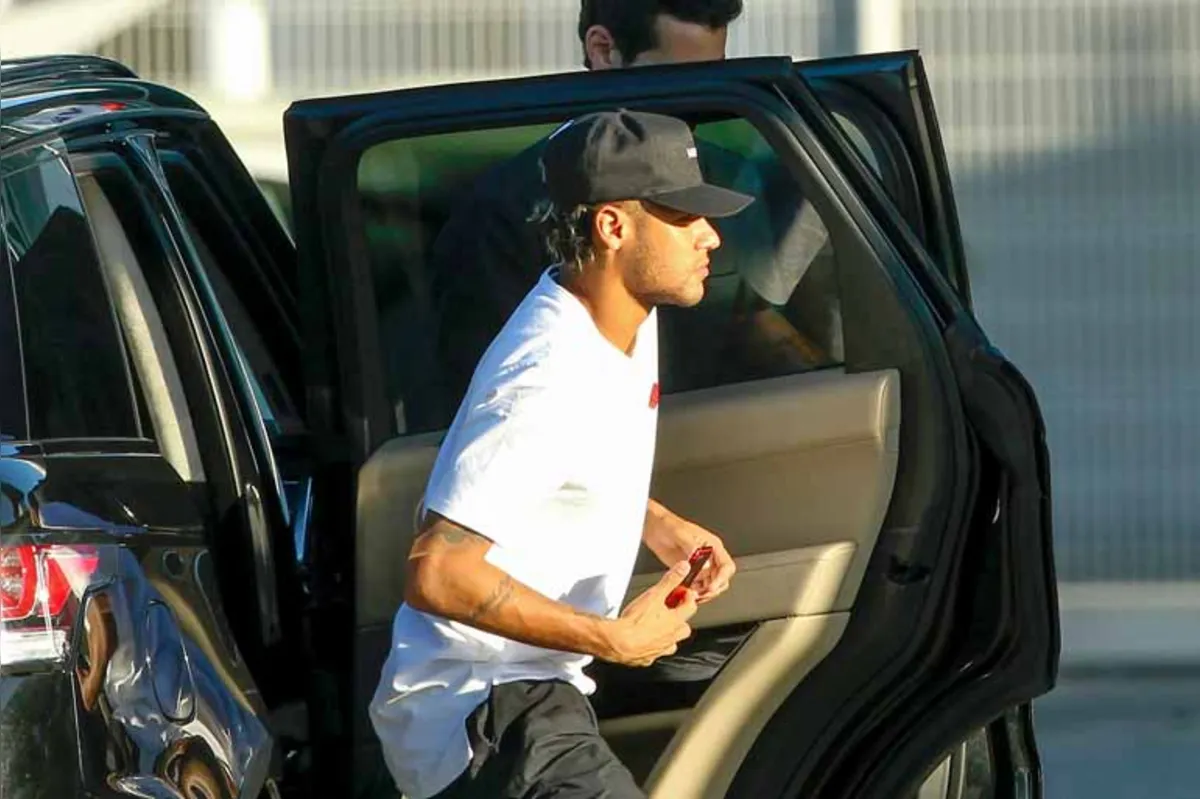 Após aprovação nos exames médicos, realizados em Portugal na última quarta-feira, Neymar desembarca em Paris nesta sexta-feira