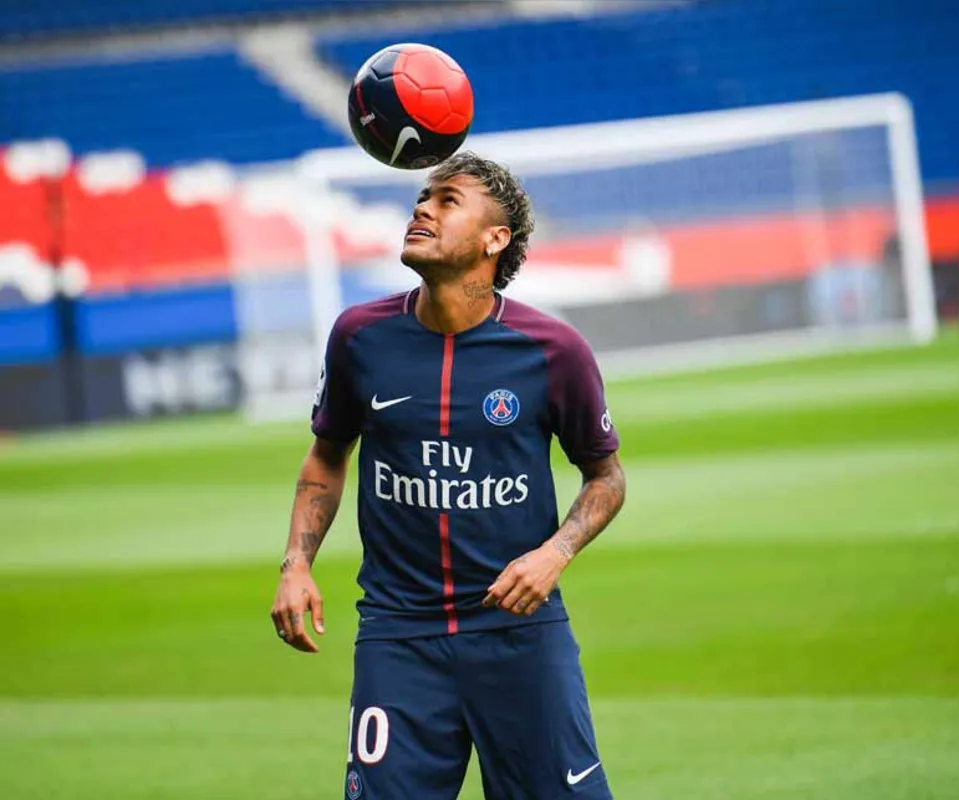 Neymar chega para ser a grande estrela do futebol francês