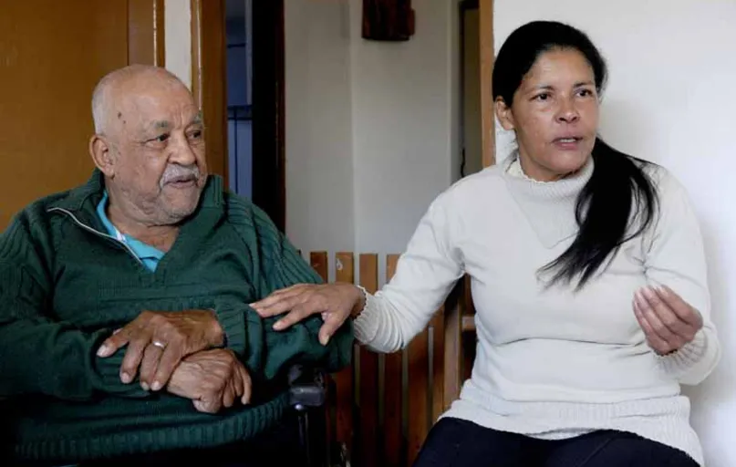 "Eu precisava mais dele do que ele de mim", diz Darci Soares ao lado do pai Manoel Soares, que tem 90 anos e usa cadeira de rodas. Veja vídeo utilizando a tecnologia de Realidade Aumentada