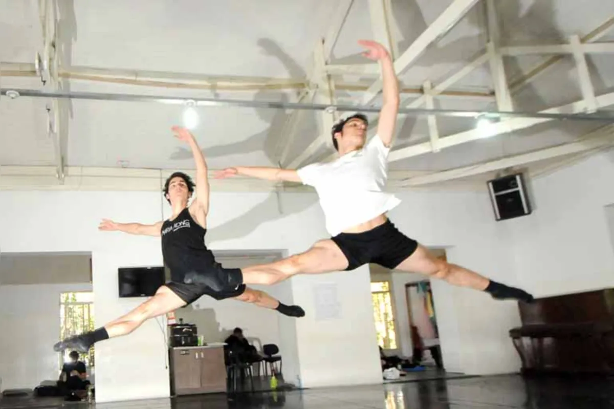 Os irmãos gêmeos Hugo e Higor Vargas, 21, atuam no Ballet de Londrina: "Não somos iguais!". Veja vídeo utilizando a tecnologia da Realidade Aumentada