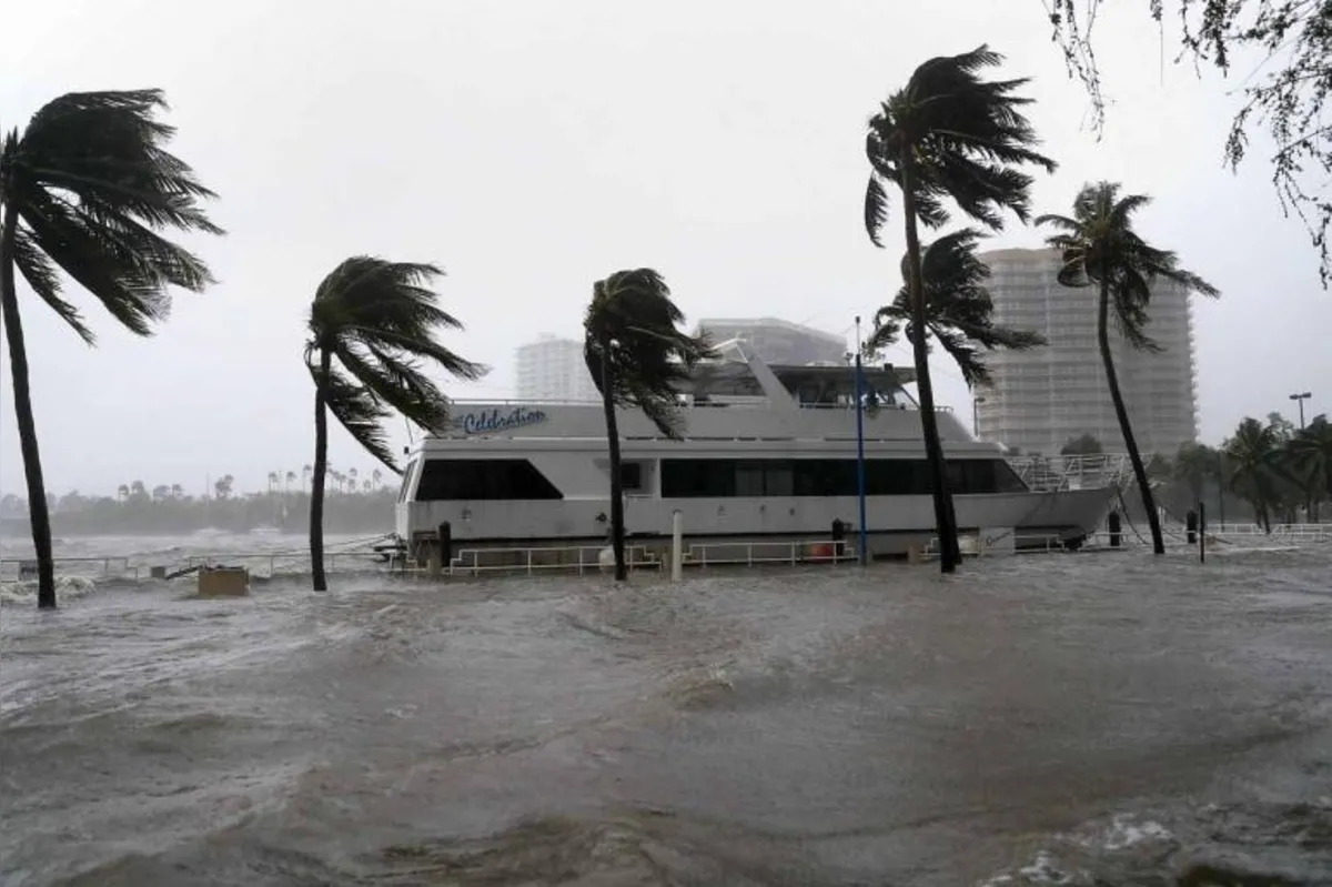 Furacão atingiu ilhas da Flórida por volta das 8 horas da manhã de domingo; na maioria das cidades, não há energia elétrica
