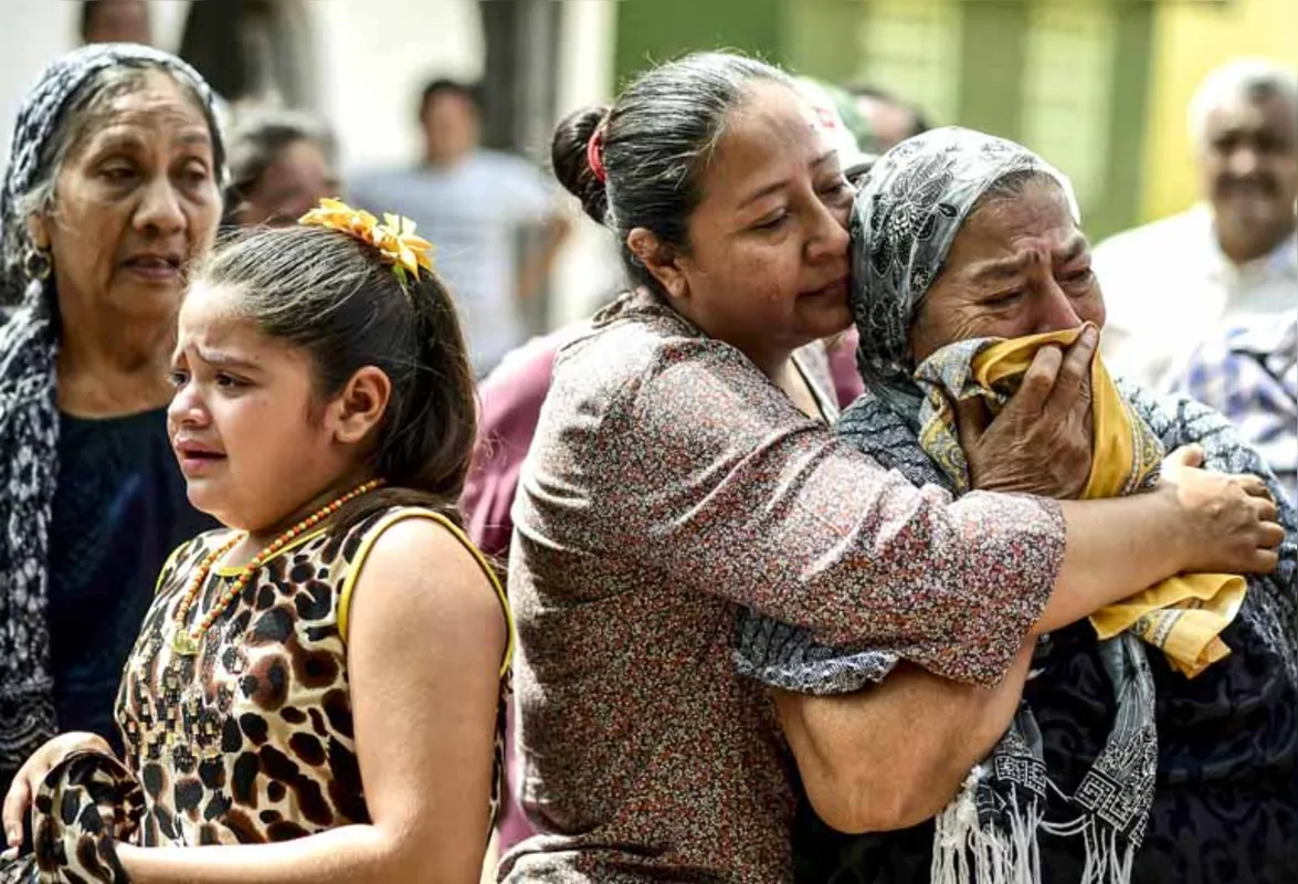 Parentes de vítimas lamentam tragédia no cemitério de Juchitan, em Oaxaca