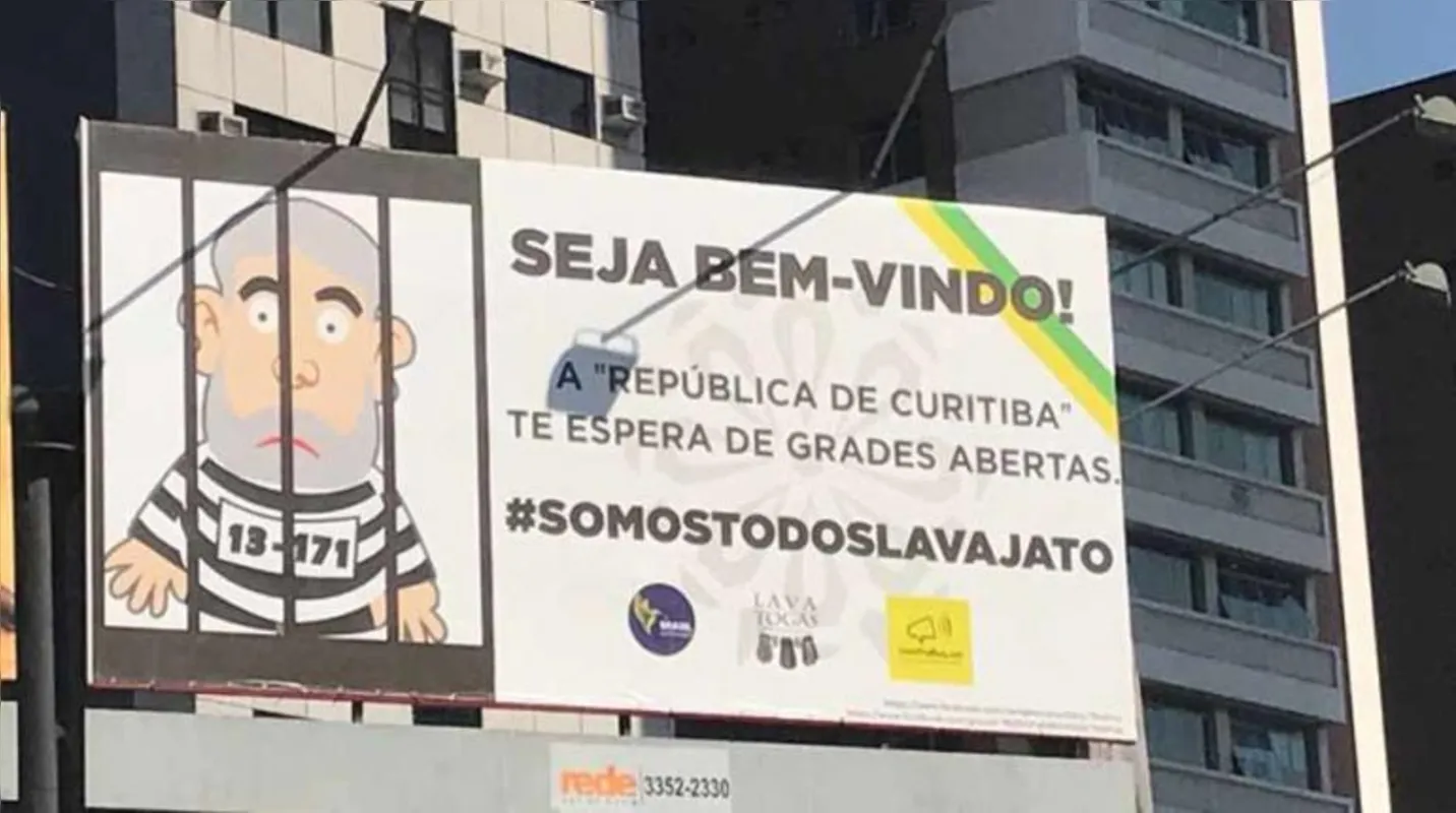 Grupos de apoio à Lava Jato, como o Vem pra Rua, espalharam outdoors pela capital paranaense