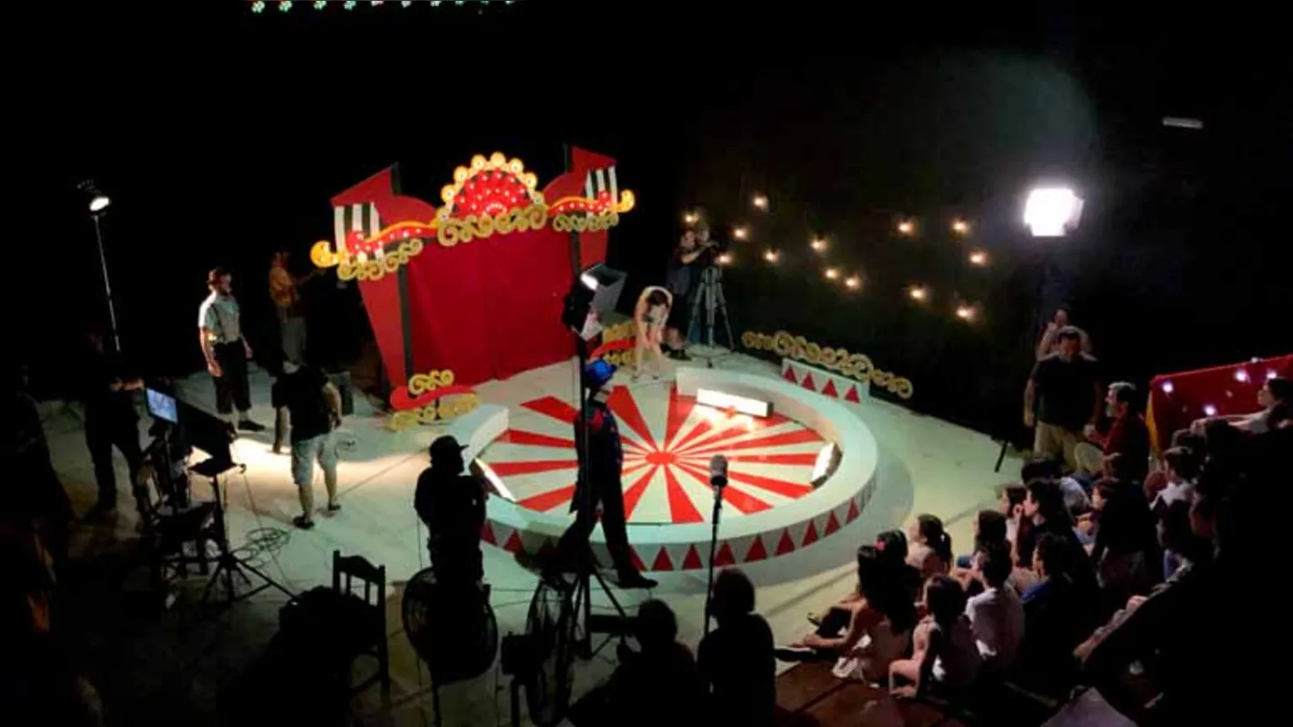 Os atores e a equipe de filmagens nas últimas gravações na Usina Cultural, tendo um circo como cenário