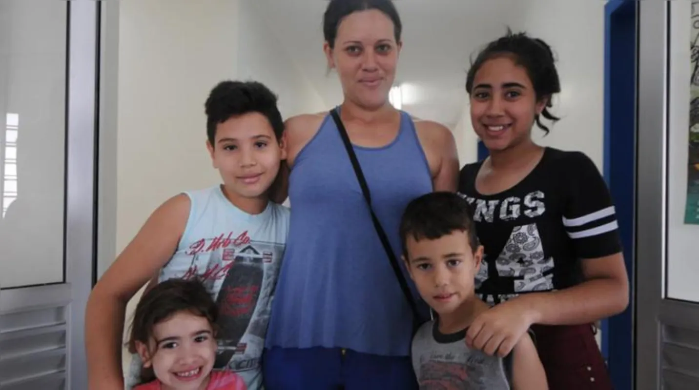 A dona de casa Patrícia Rodrigues compareceu à UBS do Vista Bela com seus quatro filhos para conferir as vacinas