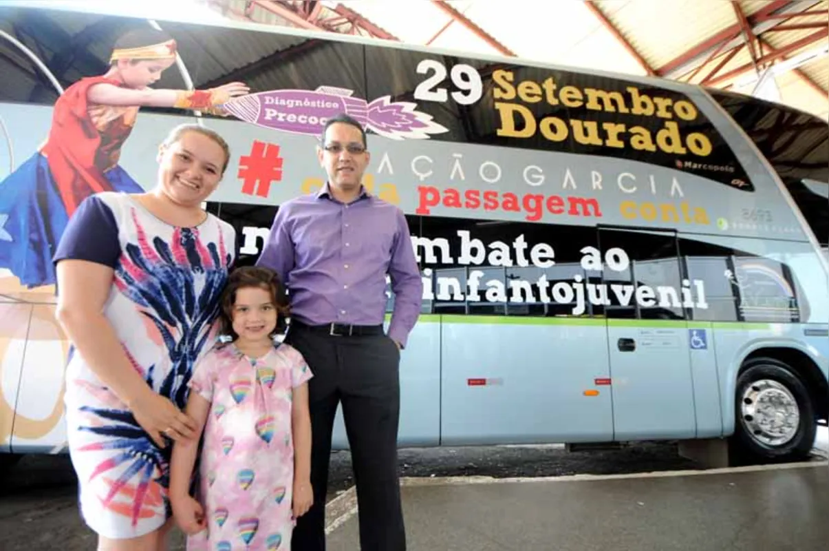 Alice Barros, com os pais Giovana e Fábio: sua história servirá de alerta para outras famílias ficarem atentas aos sintomas do câncer