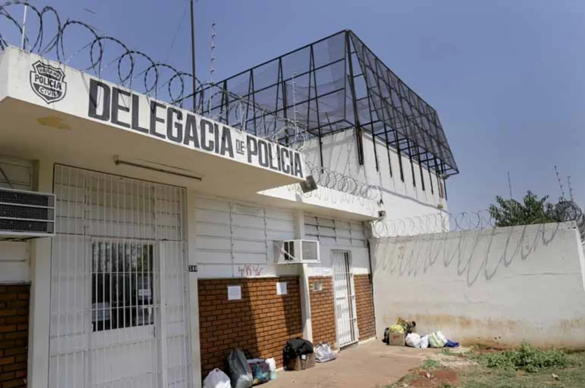 A operação denominada de "Nhapecani" realizou o chamado "bate grade" na carceragem da delegacia, durante vistoria das celas, apreendeu 26 celulares