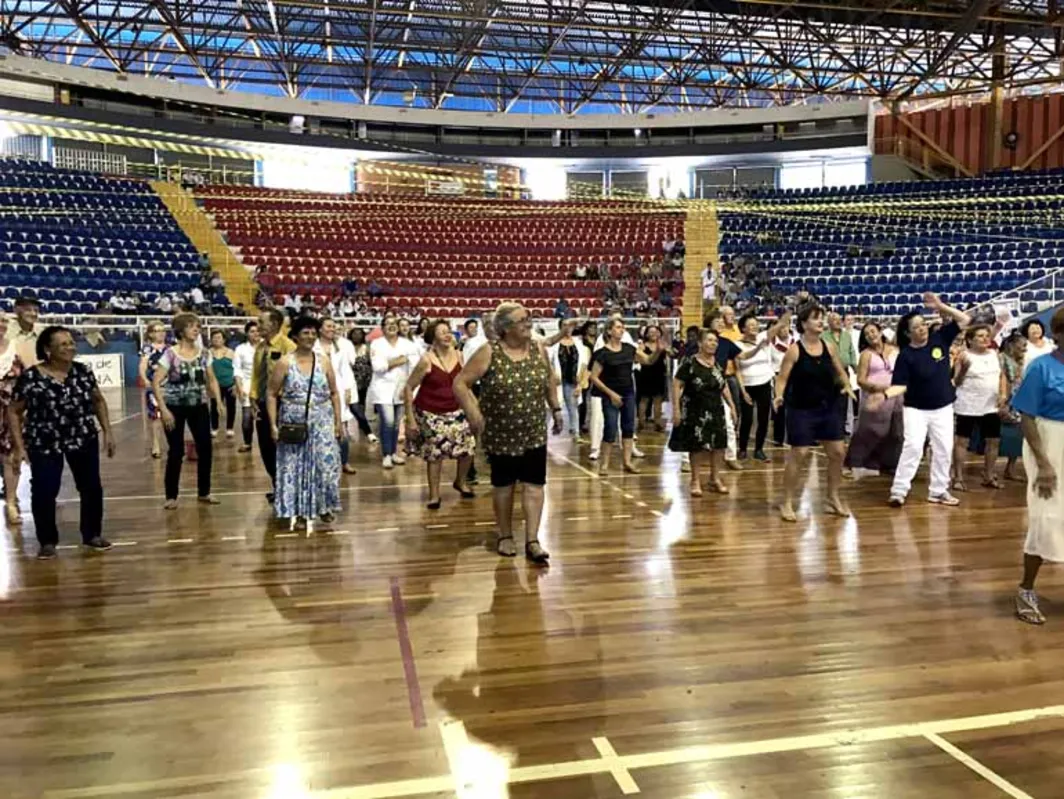 Atividades físicas também fizeram parte das atividades do baile dos idosos organizado pela CMTU