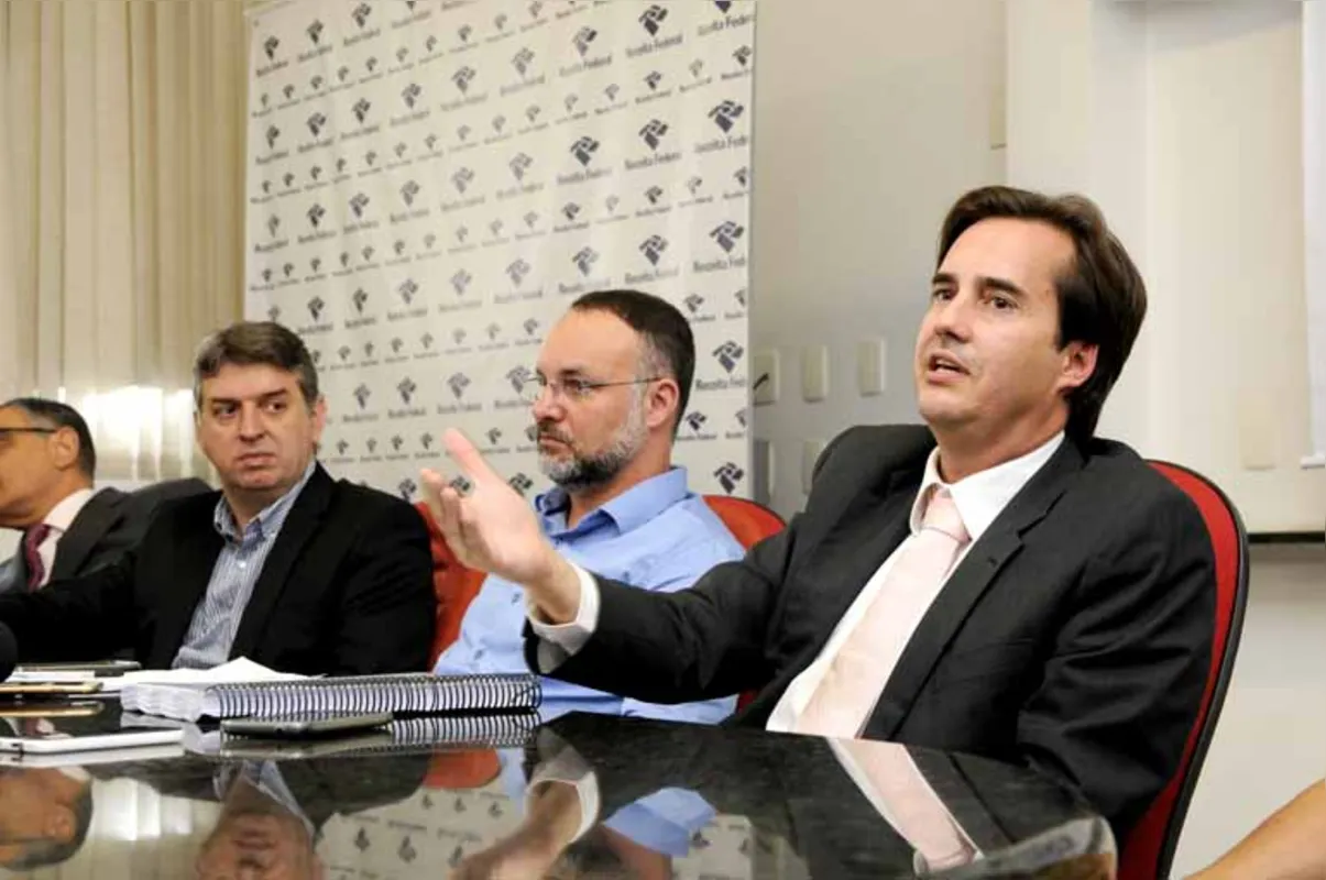 "As atividades registradas pela empresa não justificam a movimentação do dinheiro que era investido", relatou o delegado Fernando Figueiroa (à direita)