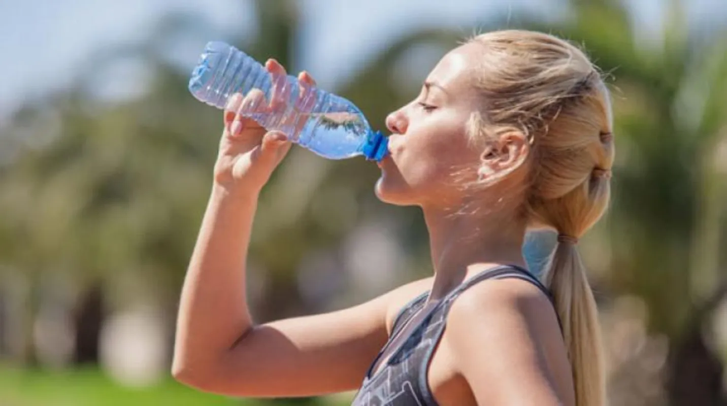 Imagem ilustrativa da imagem Beber água potável é fundamental para a saúde; confira dicas