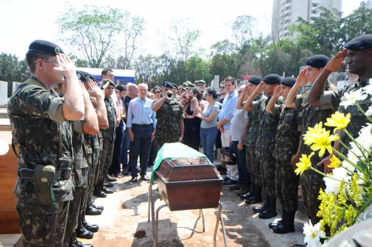 Militares do 30º Batalhão de Infantaria Motorizado de Apucarana e do Tiro de Guerra de Londrina se juntaram à família nas homenagens prestadas a "José do Lenço"