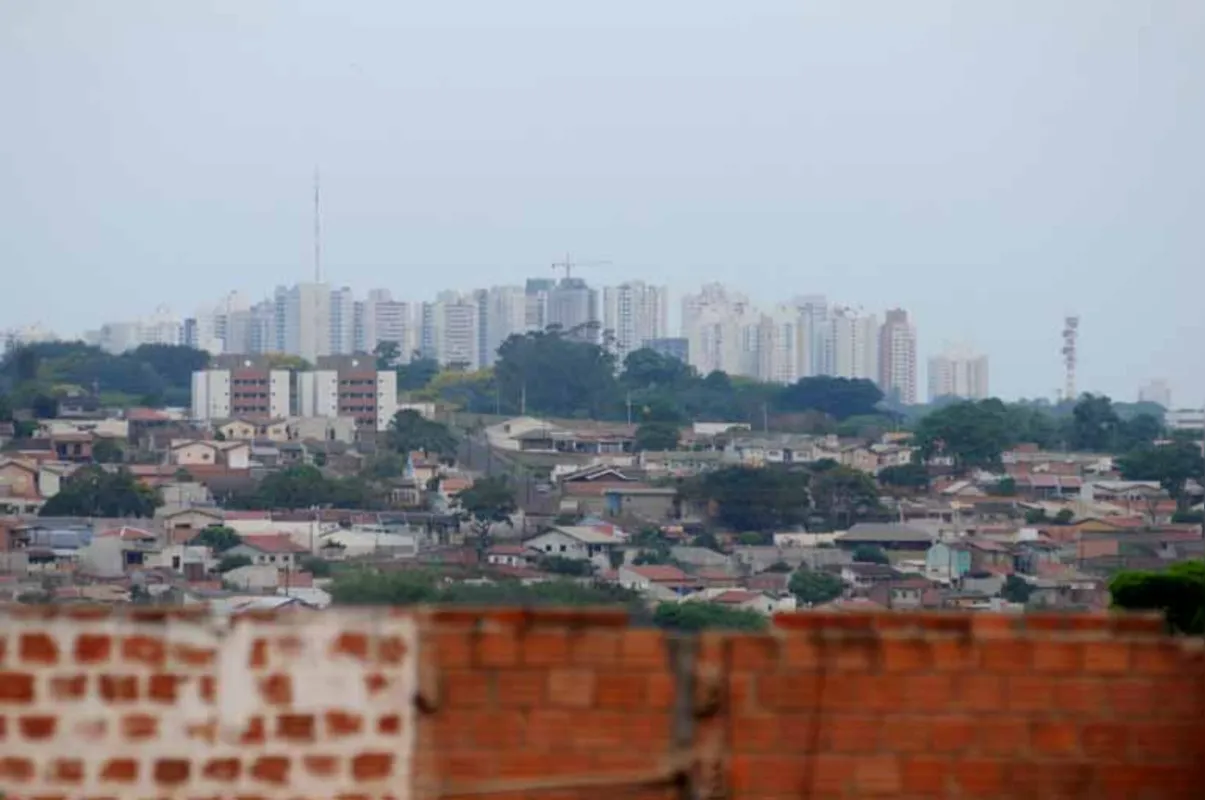 Segundo a ONG Oxfam Brasil, "pessoas que ganham 320 salários mínimos mensais no País pagam alíquota efetiva de imposto similar à de quem ganha cinco salários mínimos mensais"