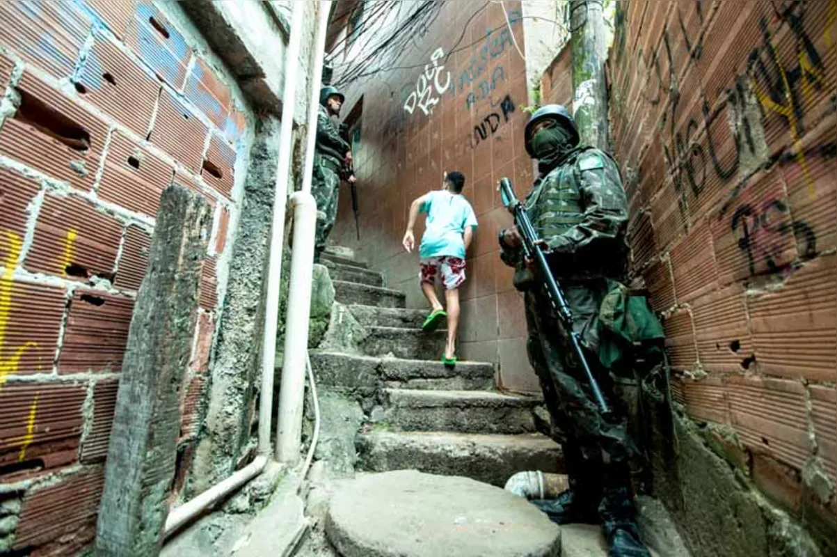 Trocas de tiros provocaram pânico na cidade e culminaram com o cerco do Exército à favela