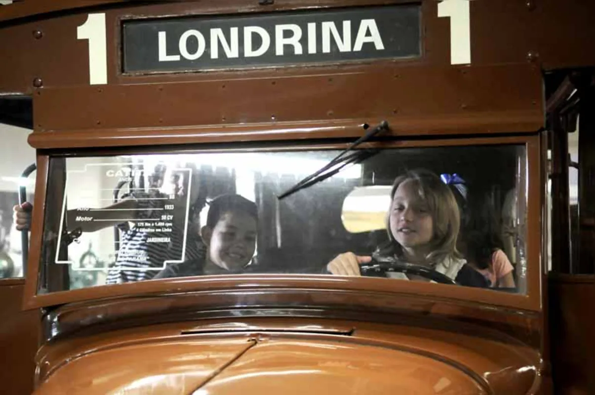 A Catita encantou as crianças que puderam entrar no antigo ônibus e se imaginarem como motoristas