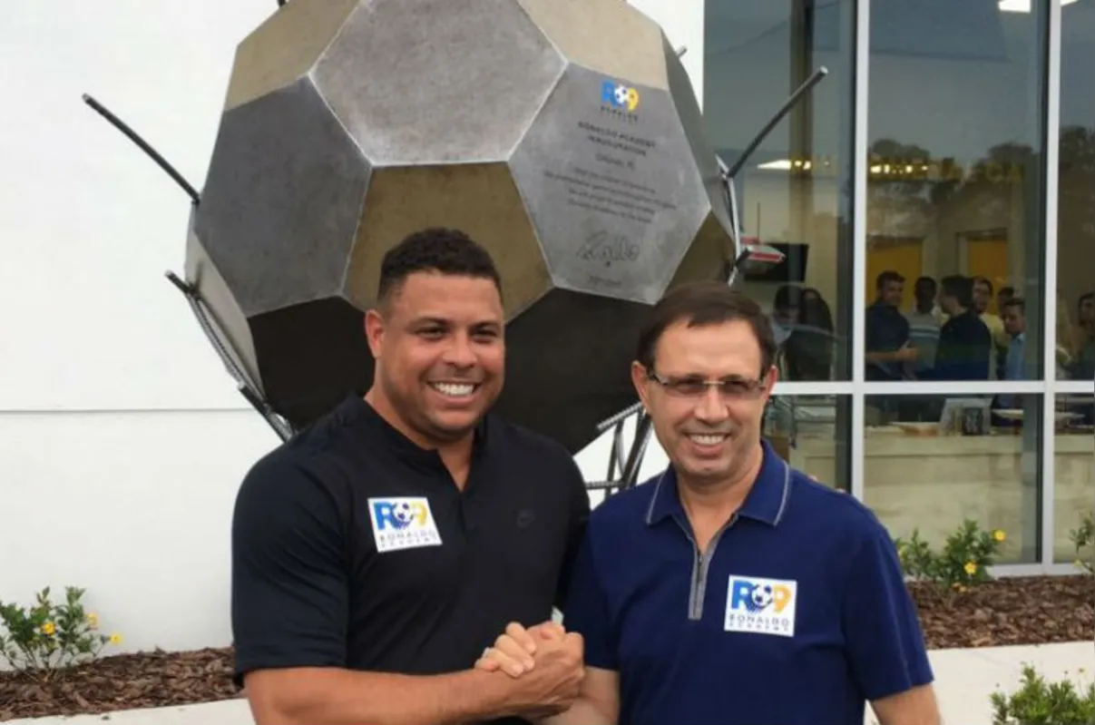 Ronaldo Fenômeno com Carlos Wizard Martins durante inauguração da unidade de Orlando (EUA) da Ronaldo Academy, em julho passado