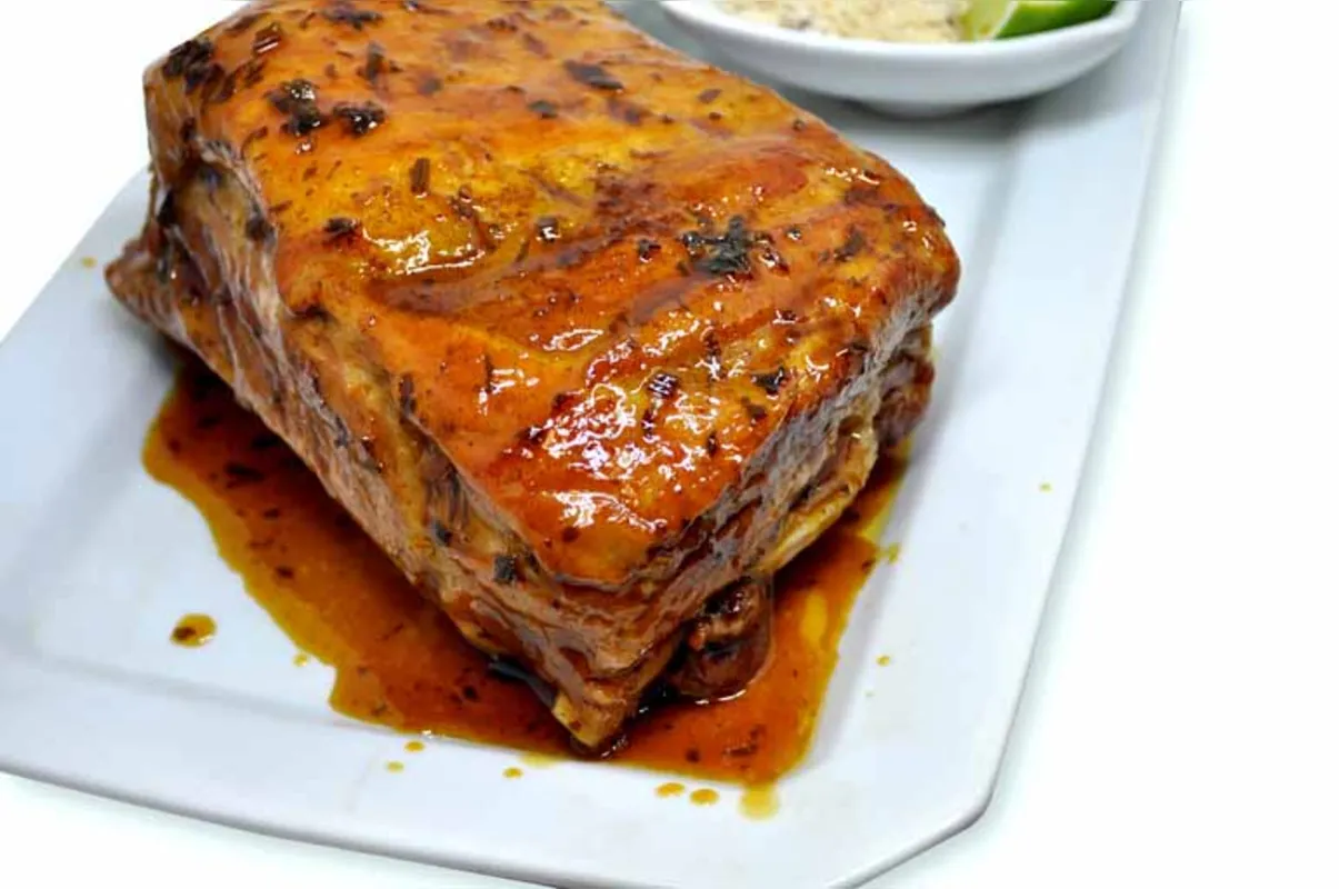 Costelinha de Porco no Mel da Britos Petiscaria: carne caramelizada que derrete na boca