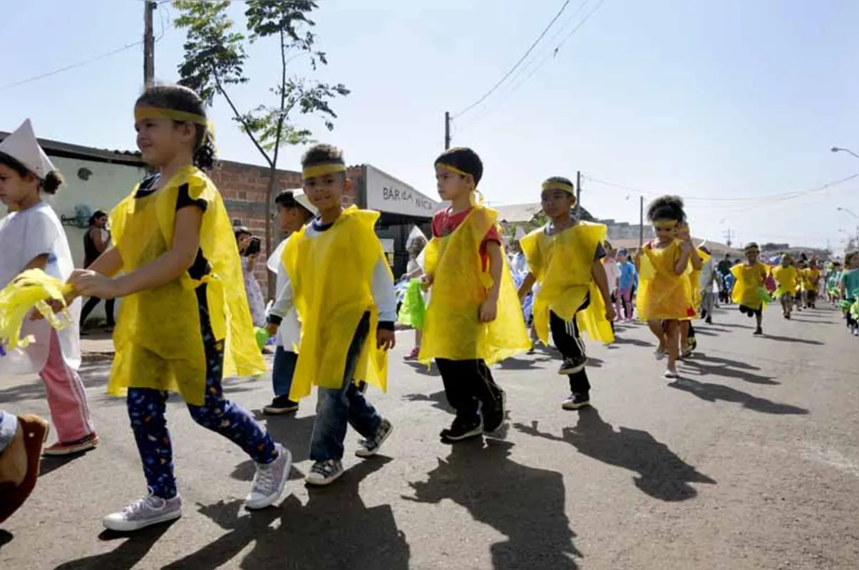 Desfile contou com a presença de mais de 130 crianças e emocionou a comunidade