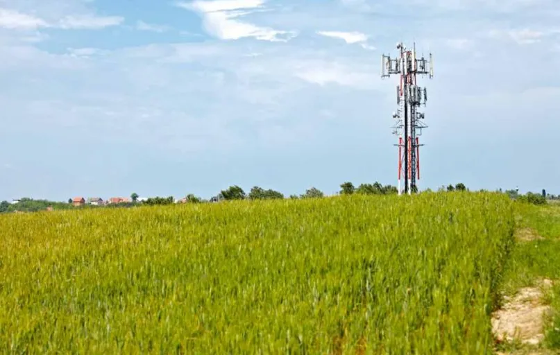 Ainda que o sinal no campo não seja tão bom quanto na área urbana, moradores acham mais prático acessar a internet pelo celular