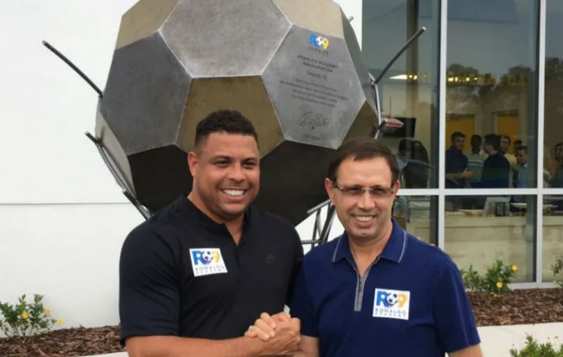 Ronaldo Fenômeno com Carlos Wizard Martins durante inauguração da unidade de Orlando (EUA) da Ronaldo Academy, em julho passado