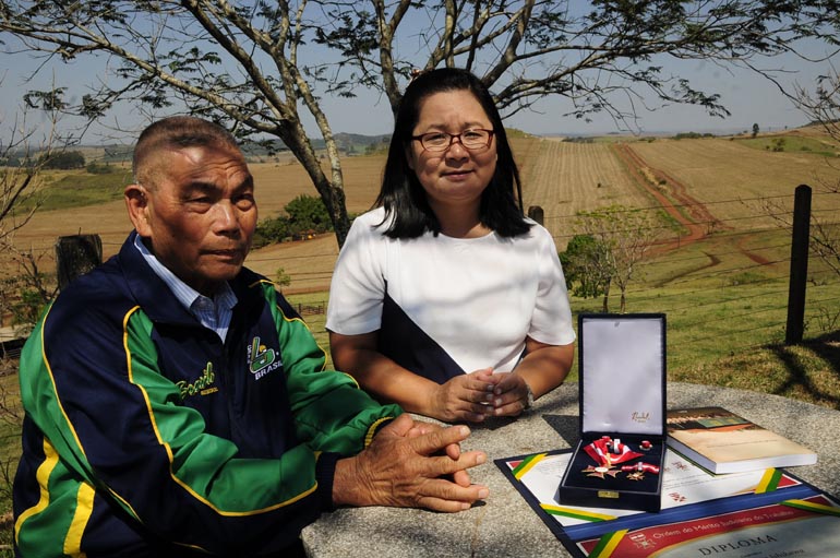 Na casa da família no distrito de Maravilha, a pesquisadora com Massanobu Ishikawa recorda a infância vivida na propriedade rural