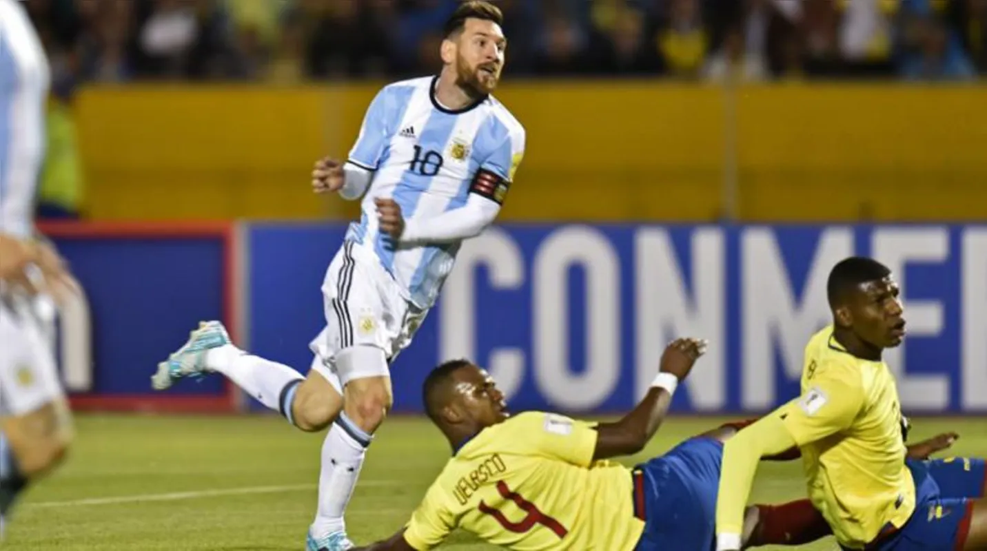 Imagem ilustrativa da imagem Messi marca três e leva Argentina para Copa do Mundo