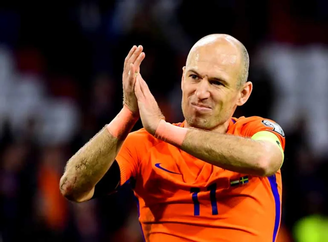 Em sua última partida pela Laranja Mecânica, o craque holandês chegou aos 37 gols e igualou a marca do ex-jogador Dennis Bergkamp