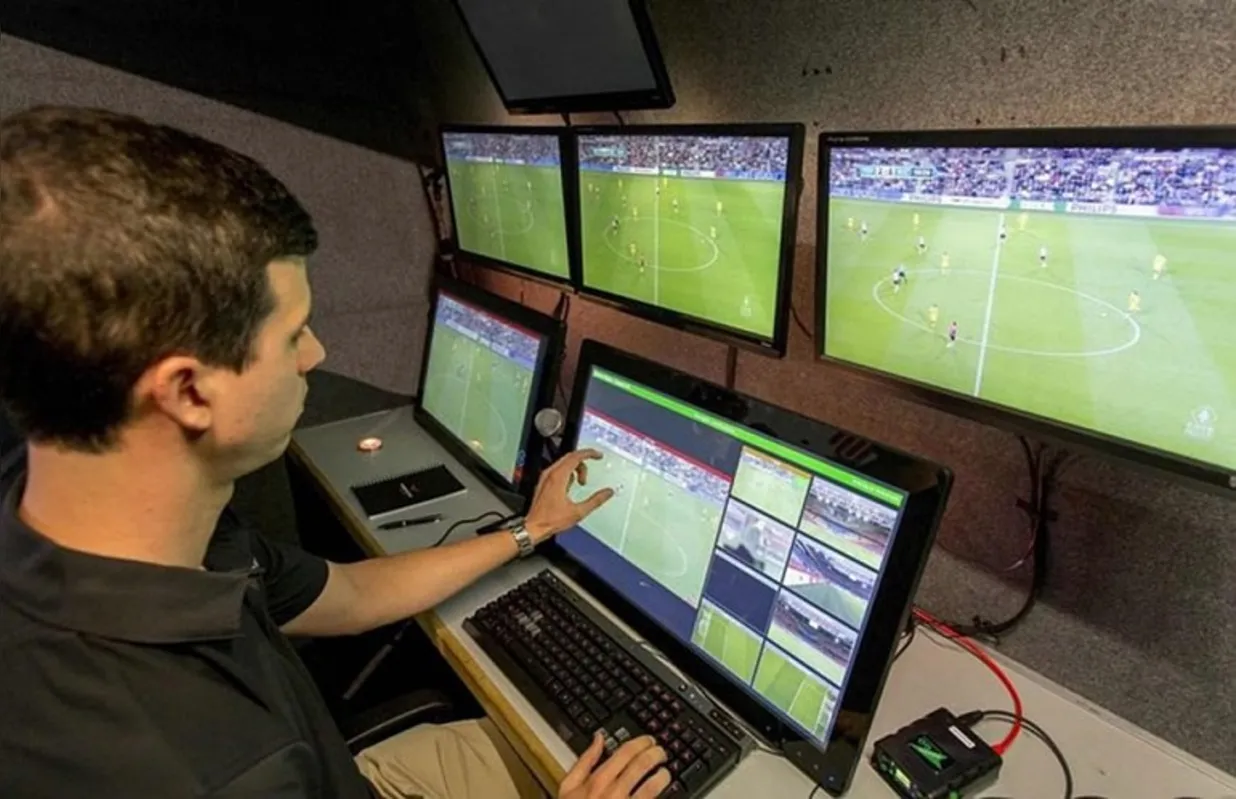 Imagem ilustrativa da imagem Conmebol usará árbitro de vídeo na reta final da Libertadores e da Sul-Americana