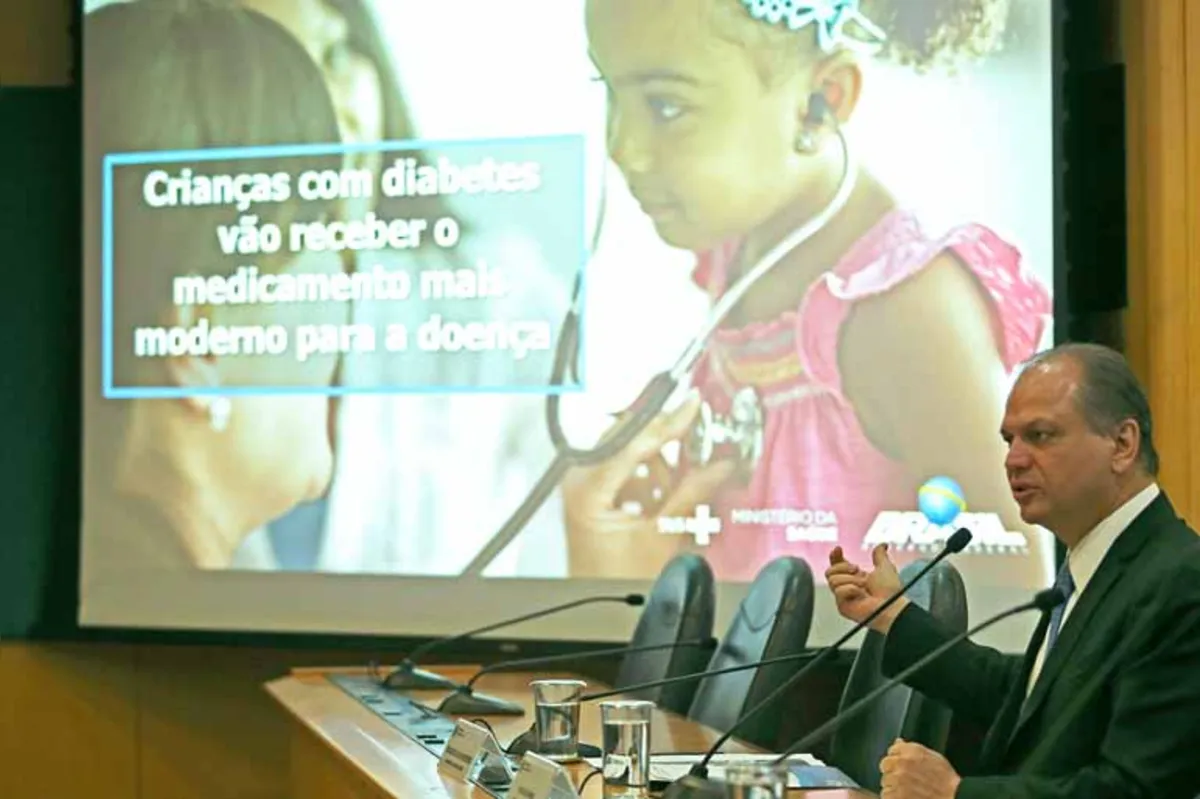 O ministro Ricardo Barros durante anúncio da disponibilização da insulina análoga