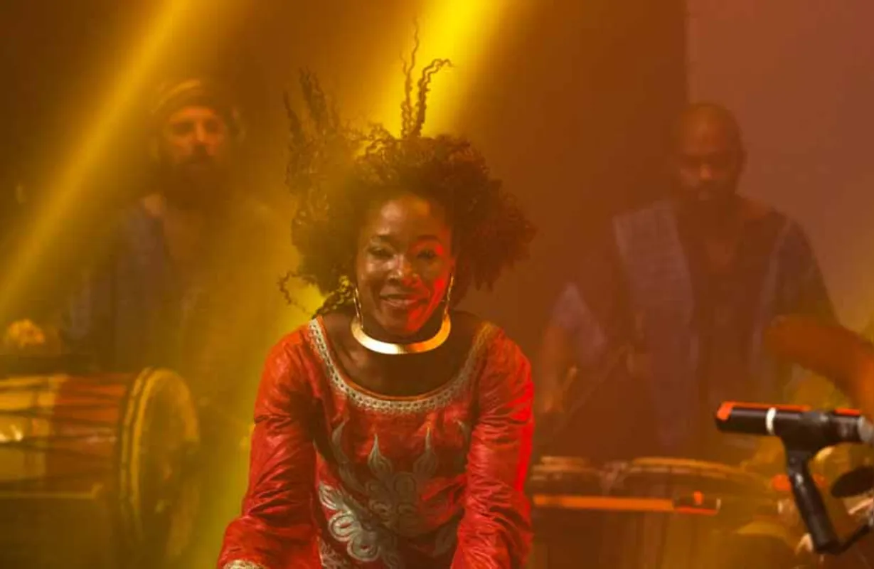 Fanta Konatê: cantora e bailarina da República da Guiné faz show na Concha Acústica no domingo (15), mostrando ritmos associados ao cotidiano das aldeias